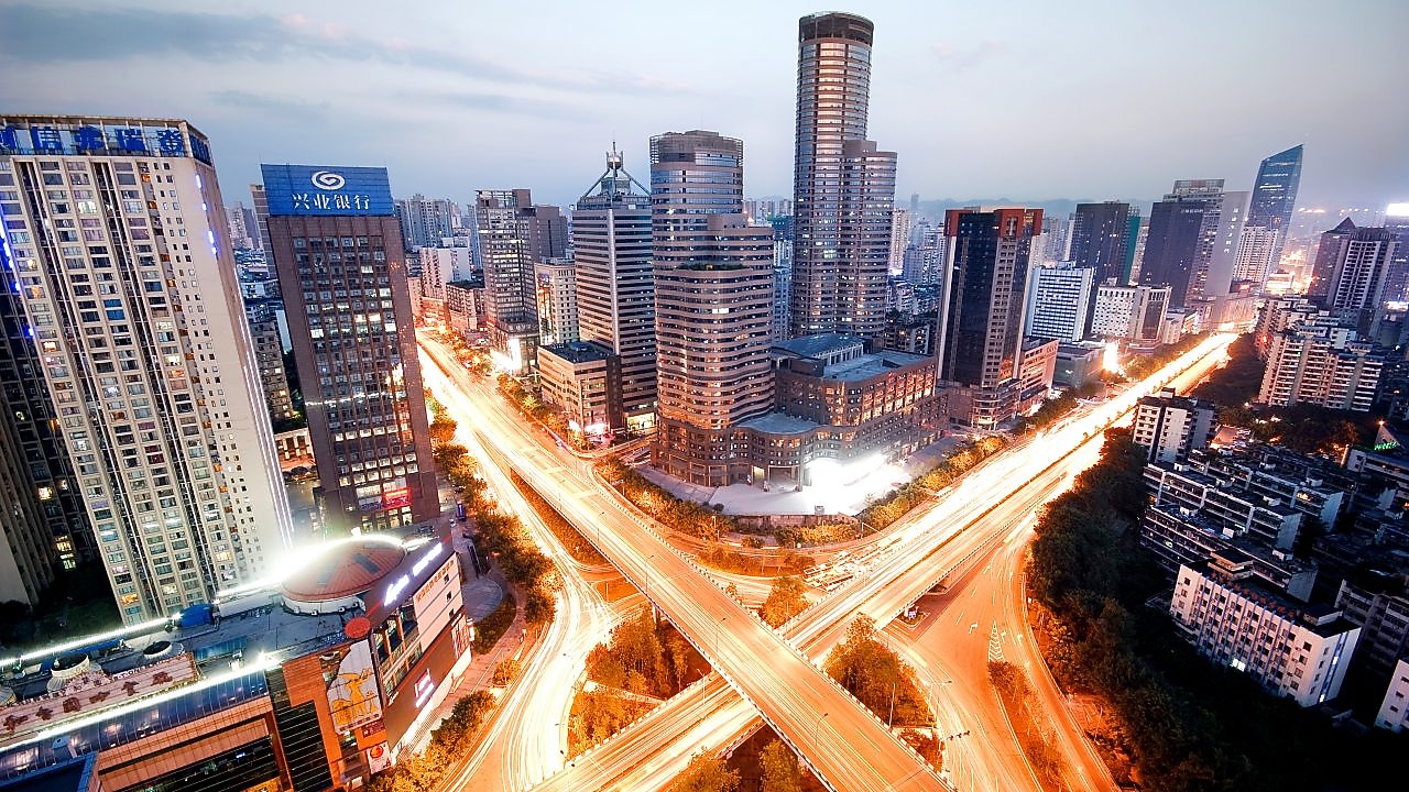 Rascacielos urbanos iluminados al crepúsculo