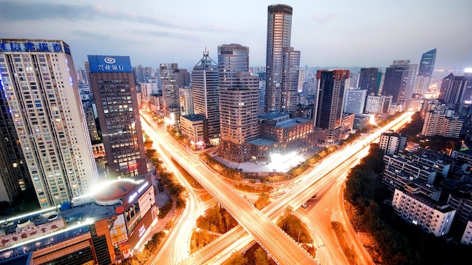 Rascacielos urbanos iluminados al crepúsculo