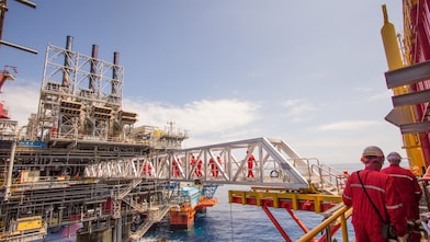 Trabajadores pasan a una nueva plataforma desarrollada junto al proyecto existente en aguas profundas de Malampaya