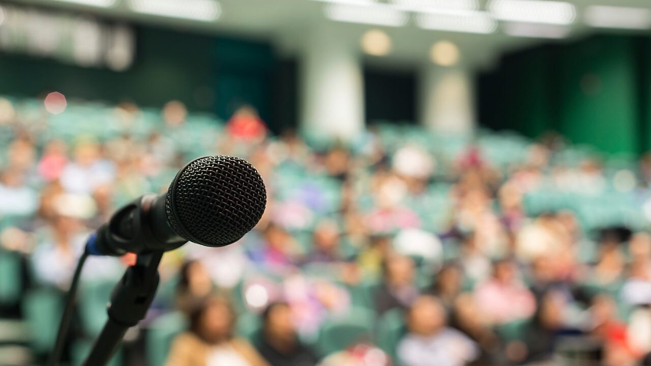 Un micrófono simbolizando contacto de prensa