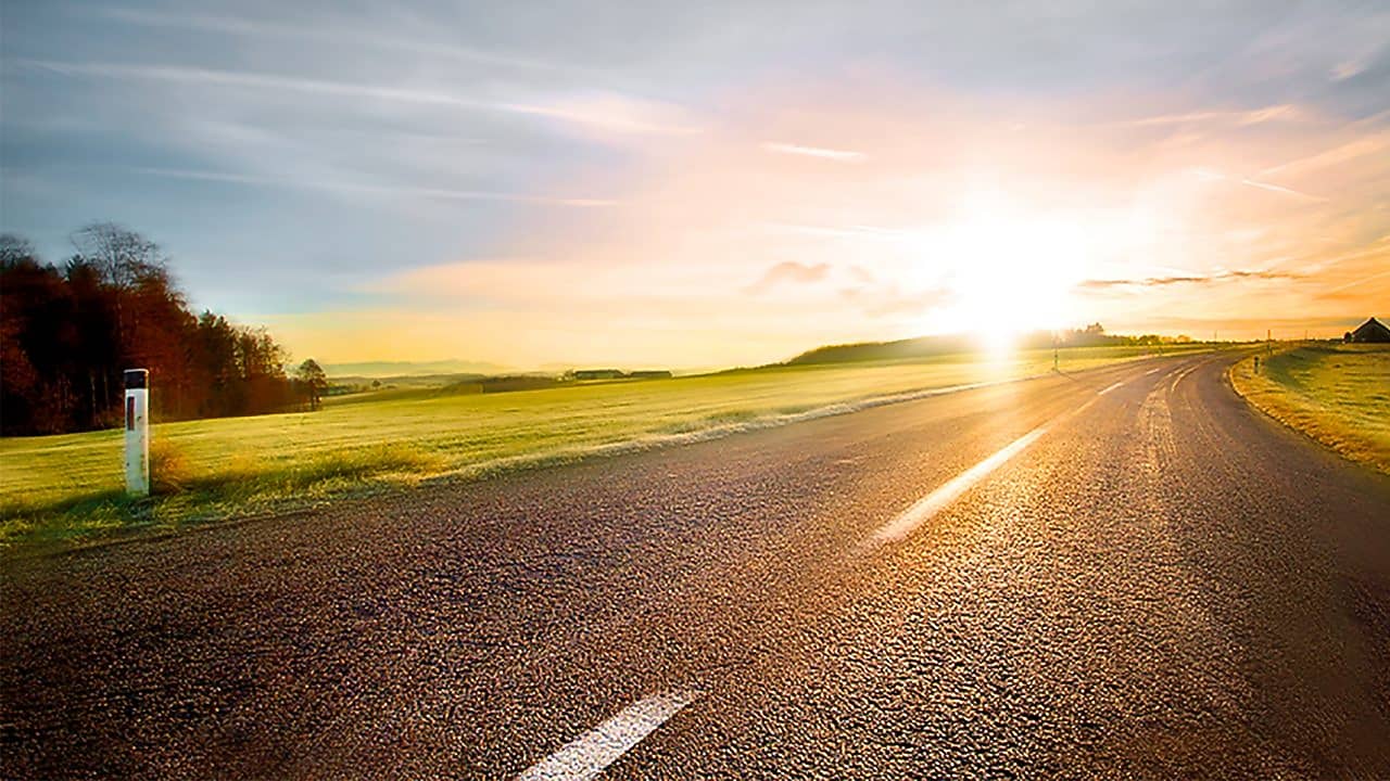 camino de ruta soleada al horizonte