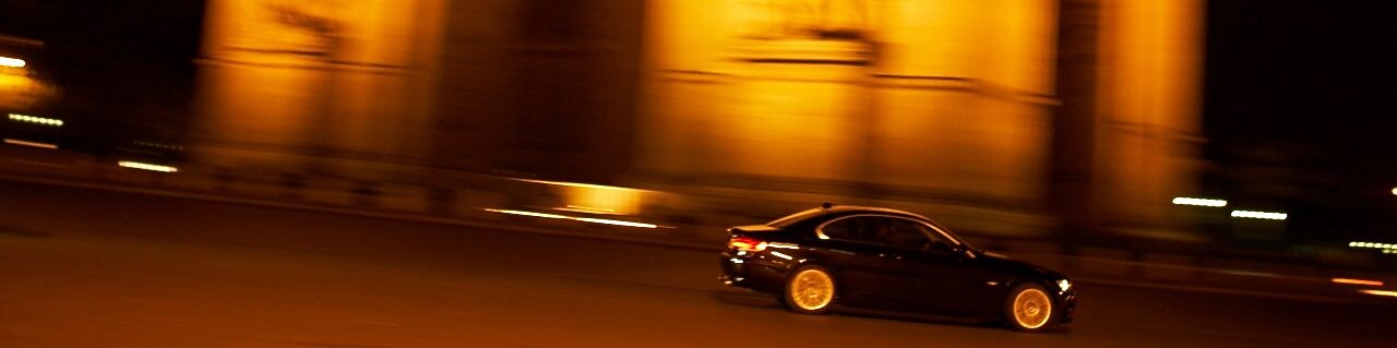 Auto circulando de noche en París