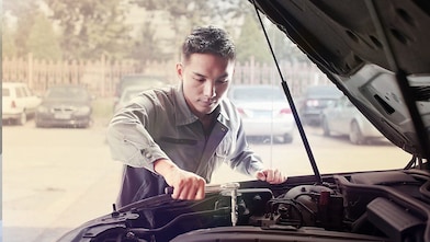 Mecánico reparando un auto