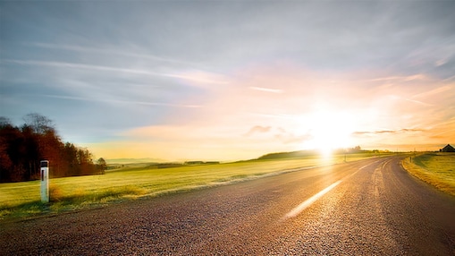 camino de ruta soleada al horizonte
