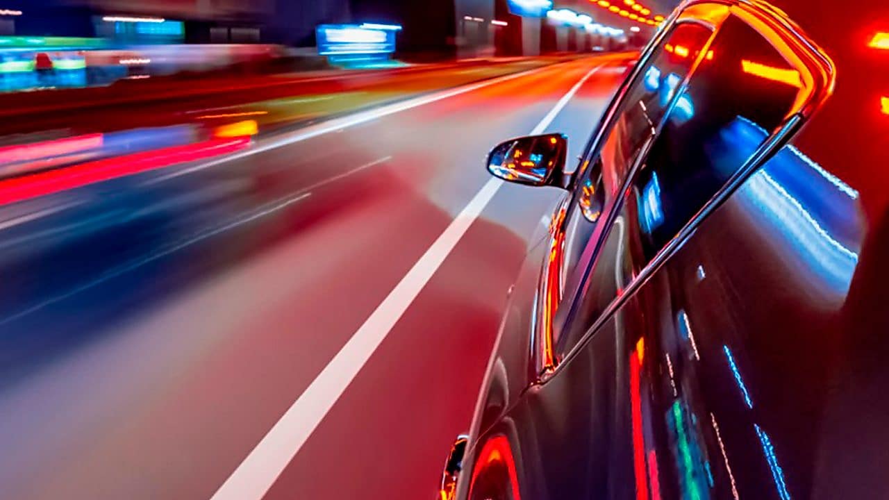 auto en velocidad con líquido refrigerante