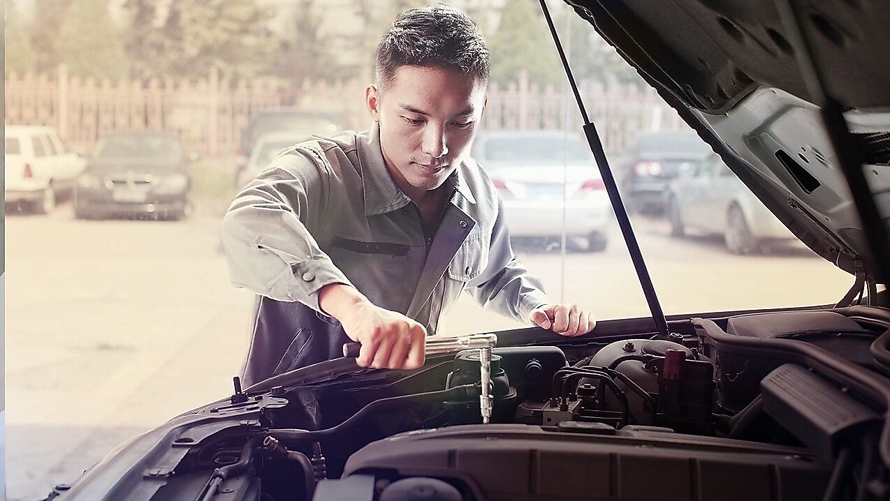 Mecánico reparando un auto