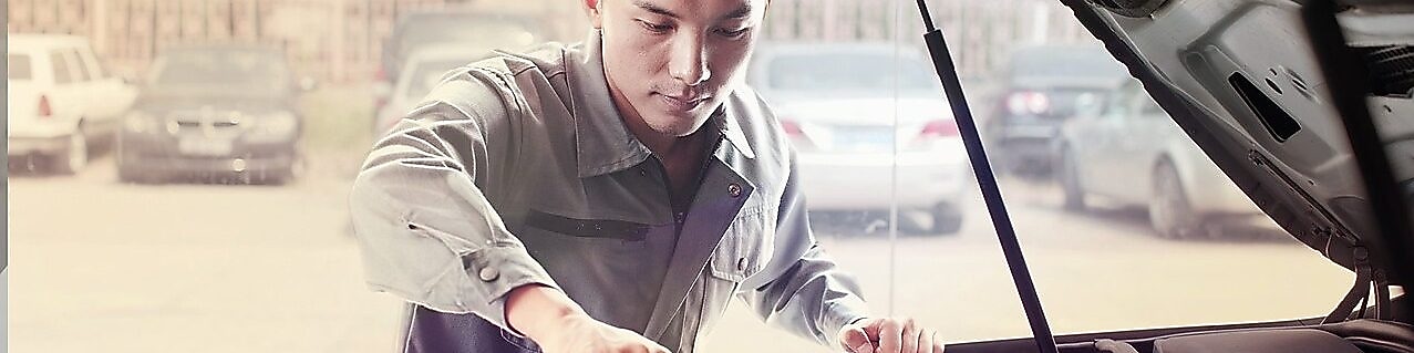 Mecánico reparando un auto