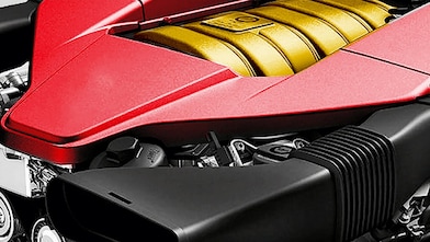 Motor de un auto, con núcleo amarillo y embellecedor rojo