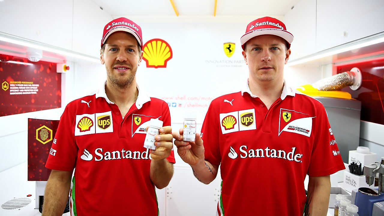 Sebastian Vettel y Kimi Raikkonen promocionando Shell V-Power