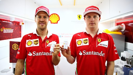 Sebastian Vettel y Kimi Raikkonen promocionando Shell V-Power