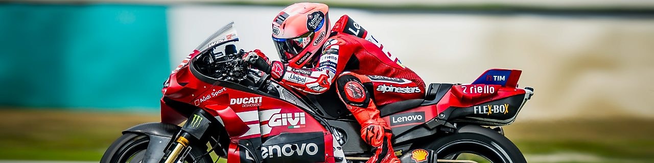 Dos pilotos de Ducati 2016 sentados junto a una moto Ducati