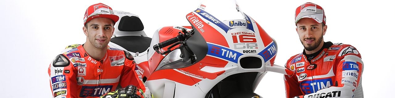 Dos pilotos de Ducati 2016 sentados junto a una moto Ducati
