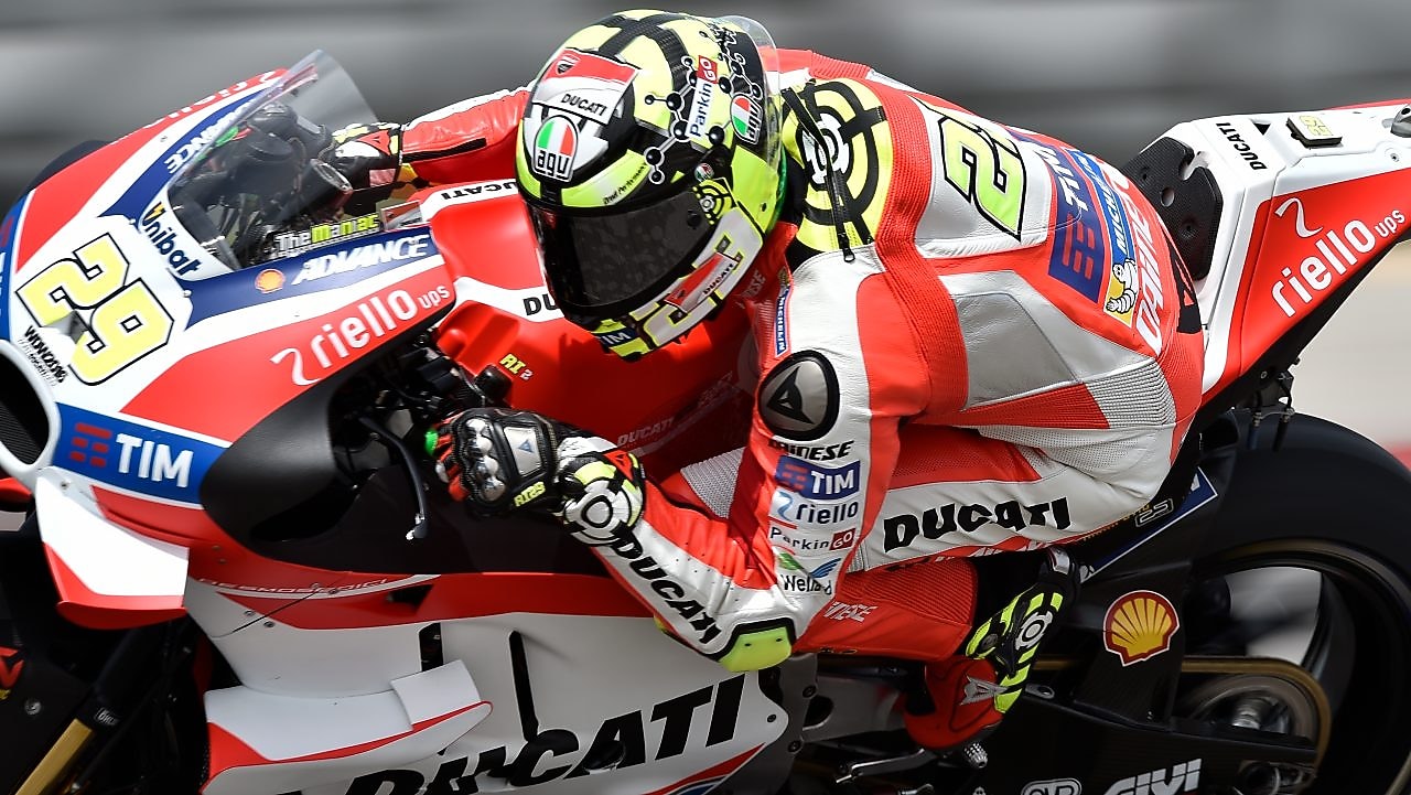 Piloto de Ducati sobre su moto inclinándose en una curva durante la carrera