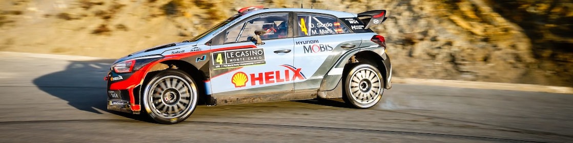 Coche de rally derrapando en una curva en el Campeonato del Mundo de Rally