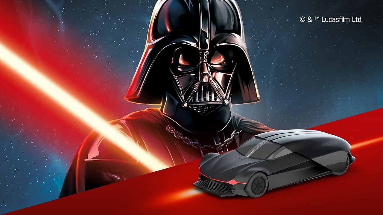 Darth Vader de Star Wars con un sable de luz rojo junto a un autito negro