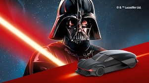 Darth Vader de Star Wars con un sable de luz rojo junto a un autito negro