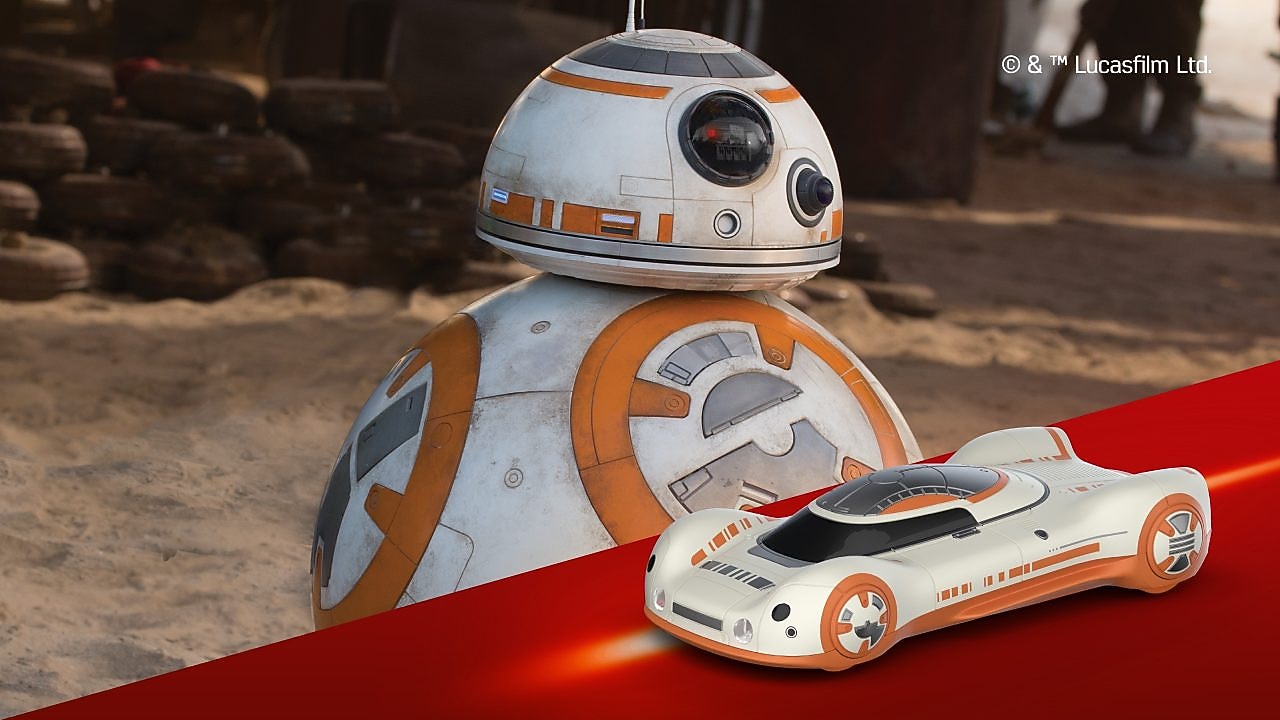 BB-8 de Star Wars junto a un autito blanco y naranja