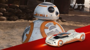 BB-8 de Star Wars junto a un autito blanco y naranja