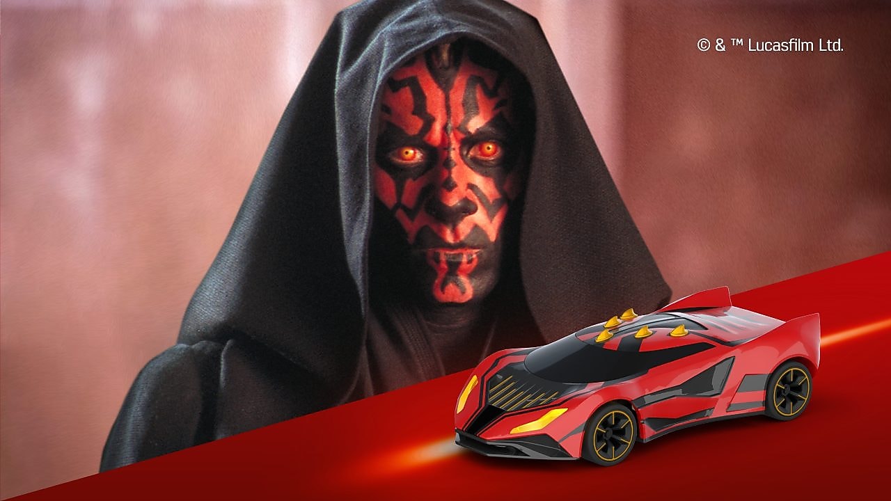 Darth Maul de Star Wars junto a un autito rojo