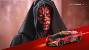 Darth Maul de Star Wars junto a un autito rojo