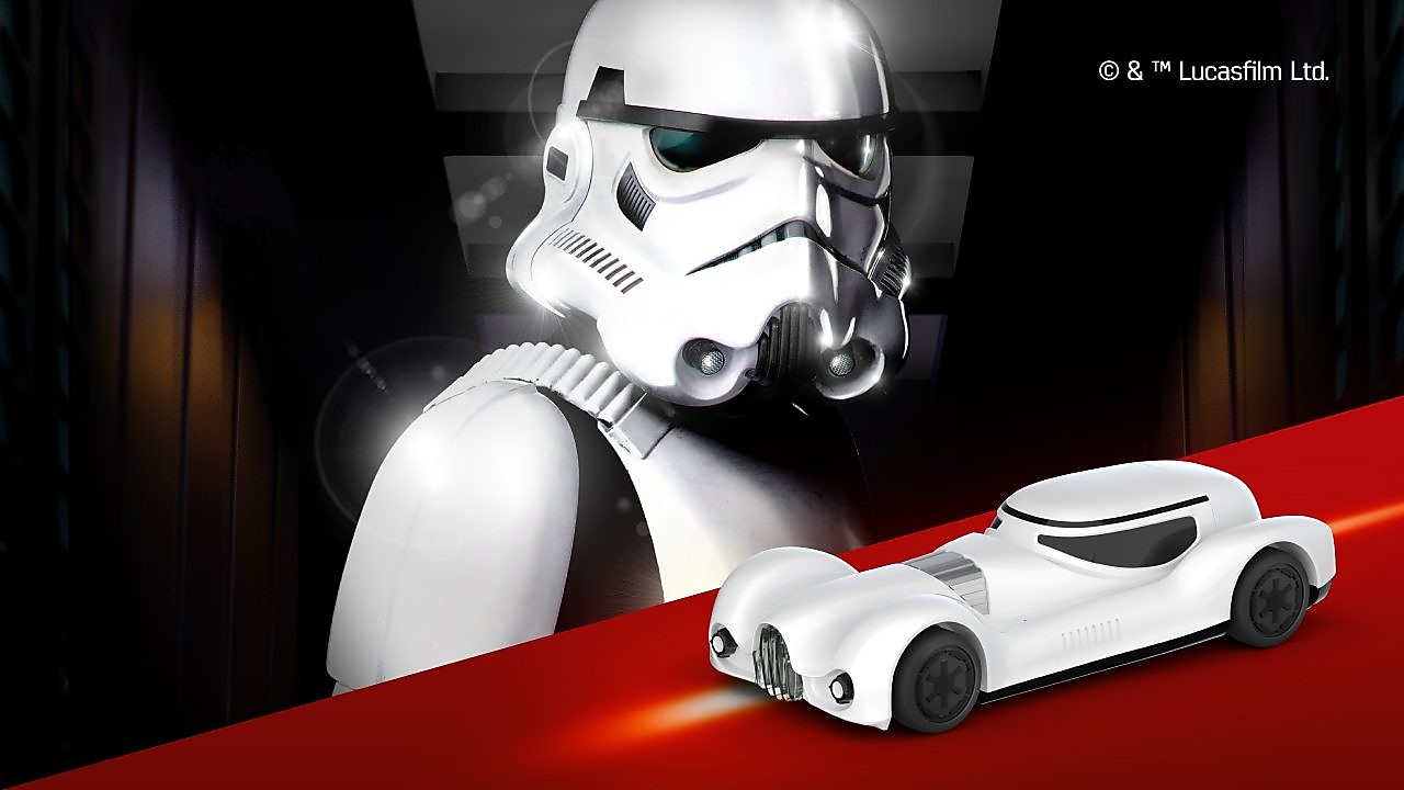 Stormtrooper de Star Wars junto a un autito blanco