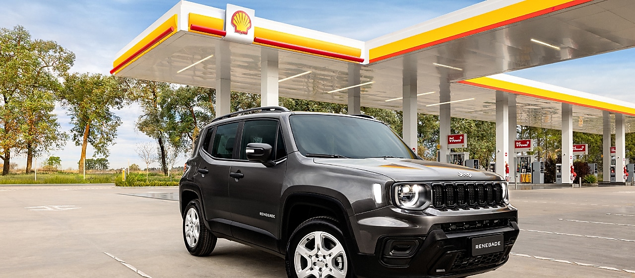 Jeep Renegade con estación Shell de fondo.