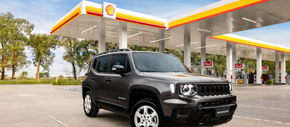 Jeep Renegade con estación Shell de fondo.