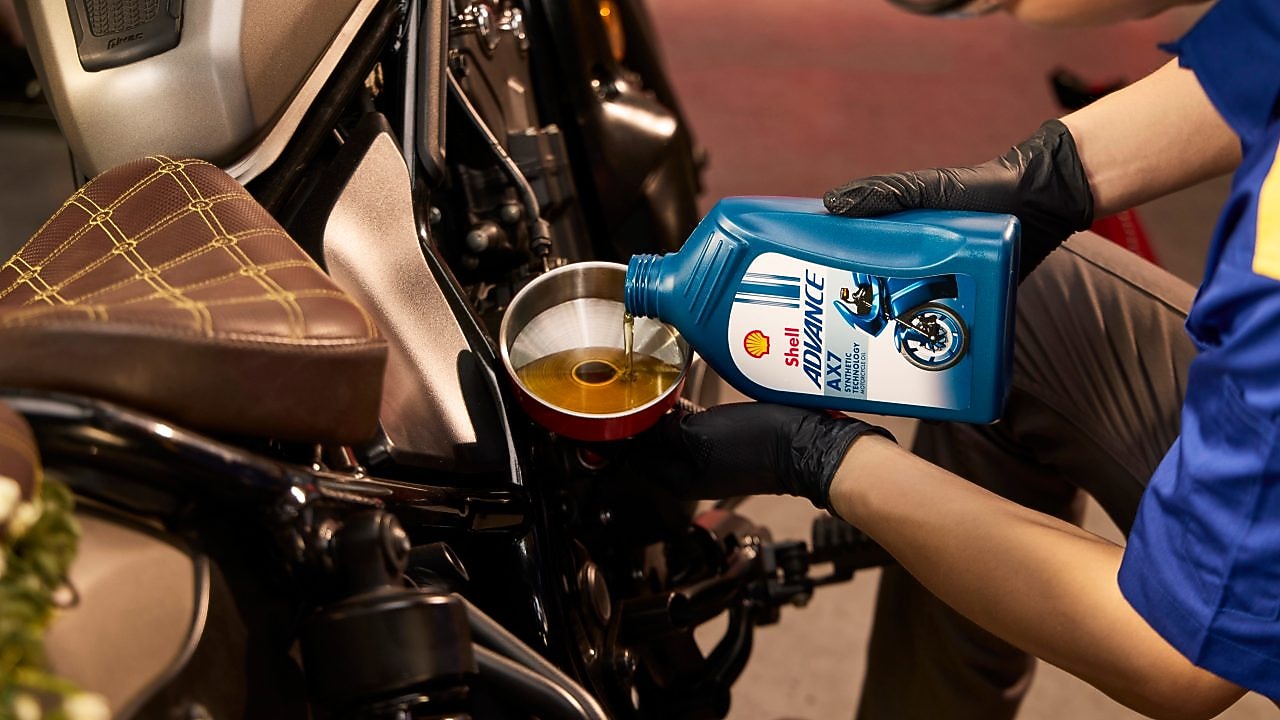 Carga de lubricante Shell Advance en moto Ducati Corse.