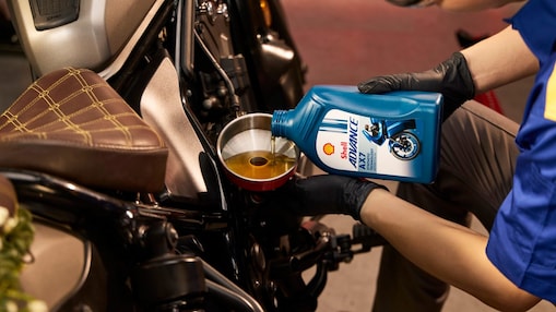 Carga de lubricante Shell Advance en moto Ducati Corse.