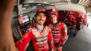 Marc Marquez y Francesco Bagnaia en los boxes de Ducati.