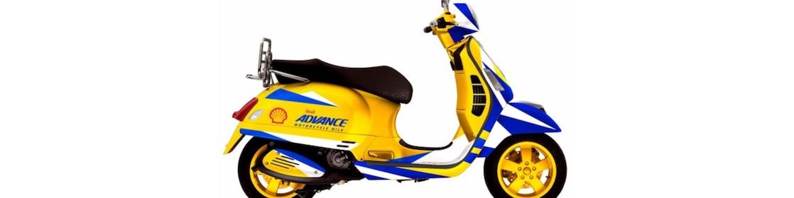 Scooter con colores brillantes y el logotipo de Shell