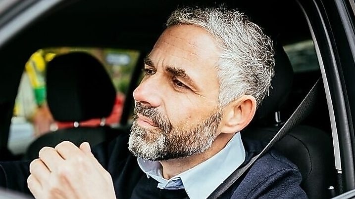 hombre en auto con cinturon de seguridad