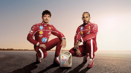 Charles Leclerc y Lewis Hamilton posan en cuclillas junto a un envase de aceite Shell Helix Ultra.