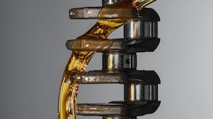 Maquinaria recubierta por aceite dorado Shell Helix Ultra.