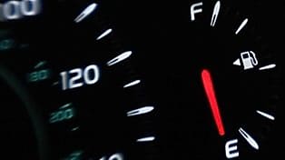 Pantalla del tablero que muestra bajo nivel de combustible