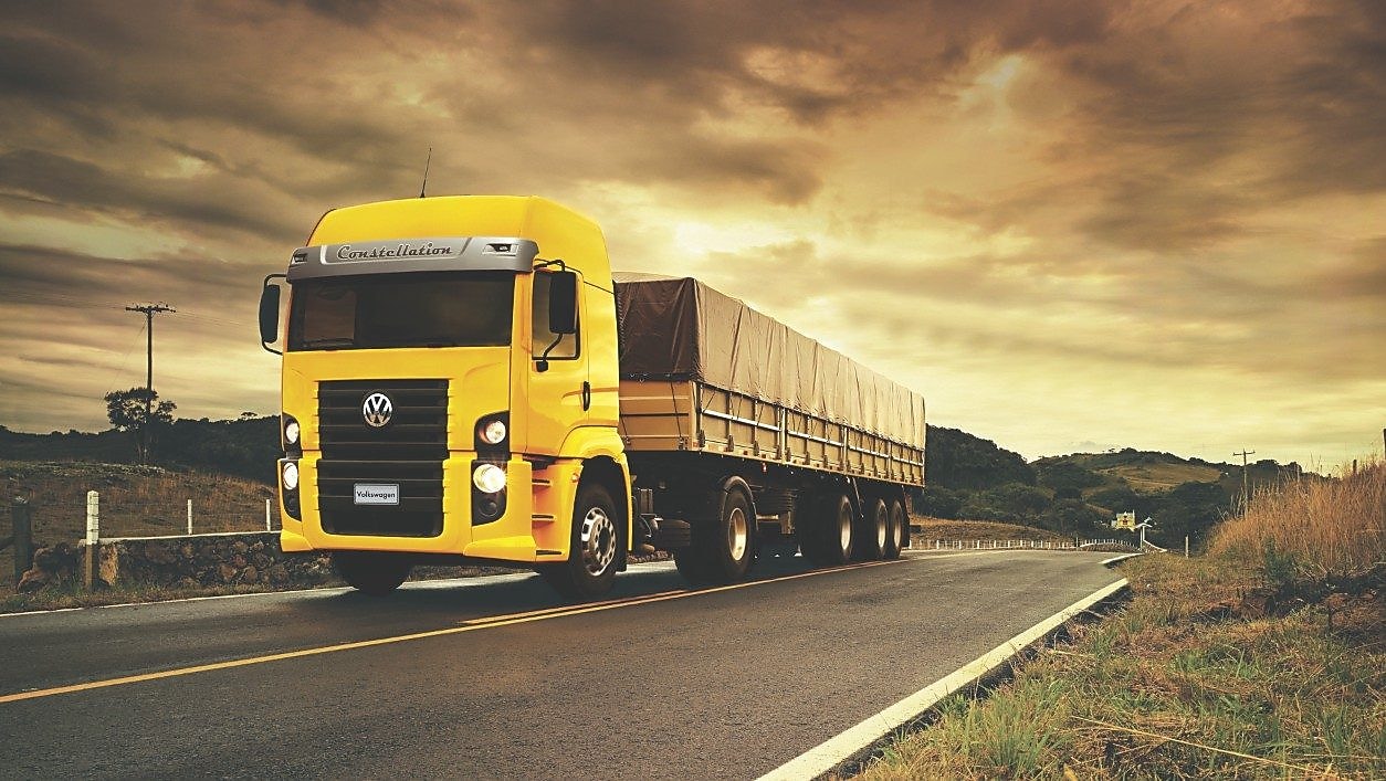 Camión transitando una autopista, fondo rural verde