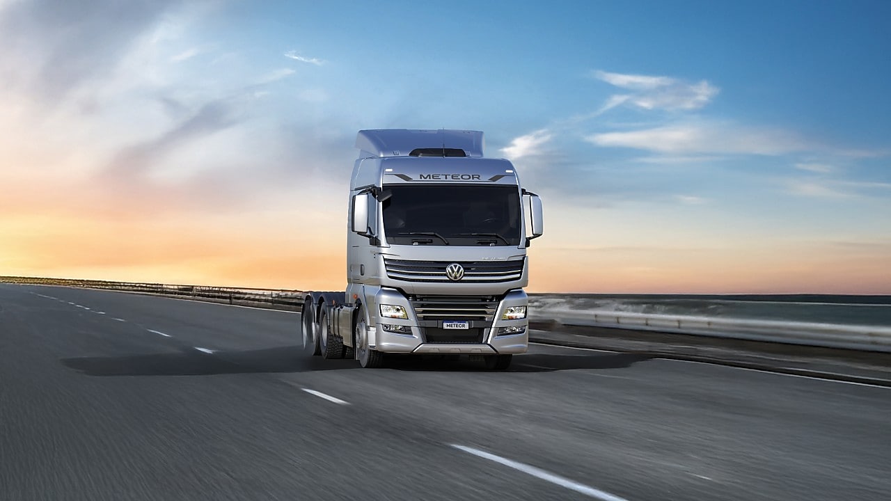 Camión transitando una autopista, fondo rural verde