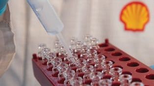 Científicos realizando ensayos en el laboratorio de lubricantes