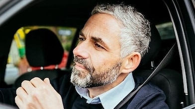 hombre en auto con cinturon de seguridad