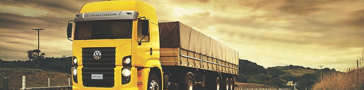 Camión transitando una autopista, fondo rural verde