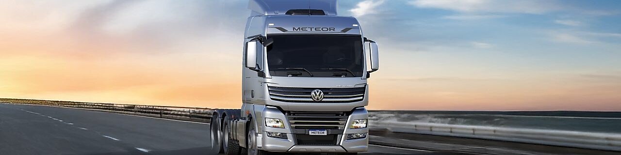 Camión transitando una autopista, fondo rural verde