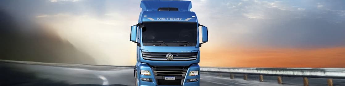 Techo y parte superior de un camión con los caños de escape