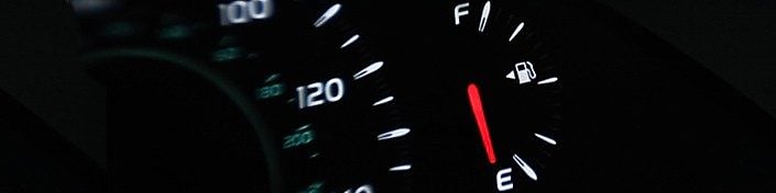 Pantalla del tablero que muestra bajo nivel de combustible