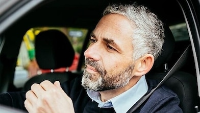 hombre en auto con cinturon de seguridad