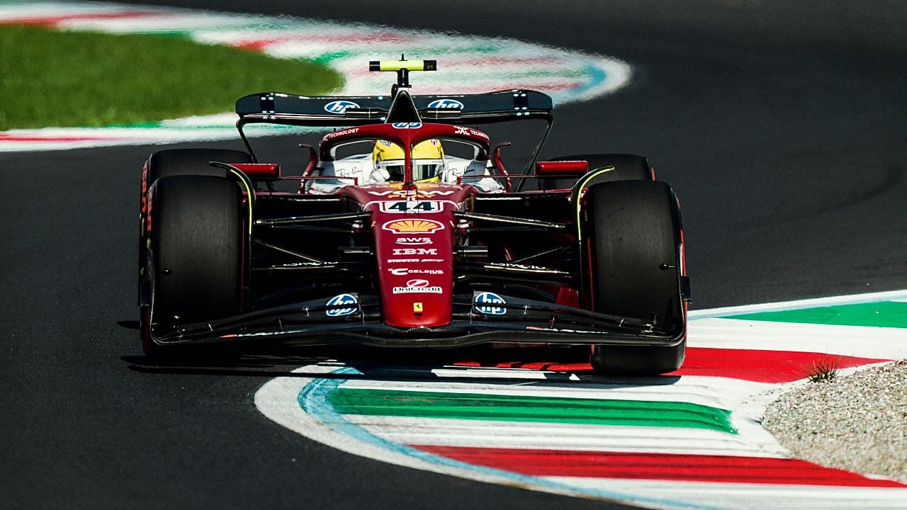 Ferrari F-24 corriendo en circuito