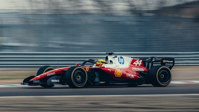 Ferrari F-24 corriendo en circuito