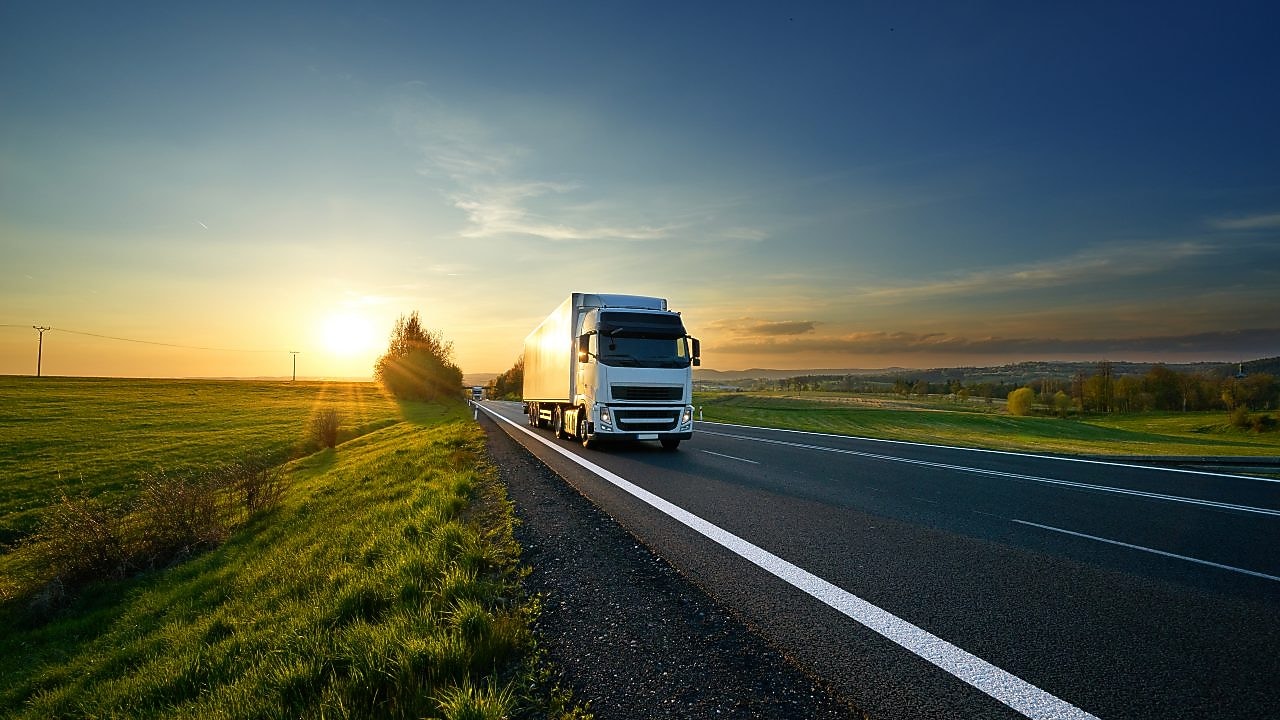 Camión andando por ruta