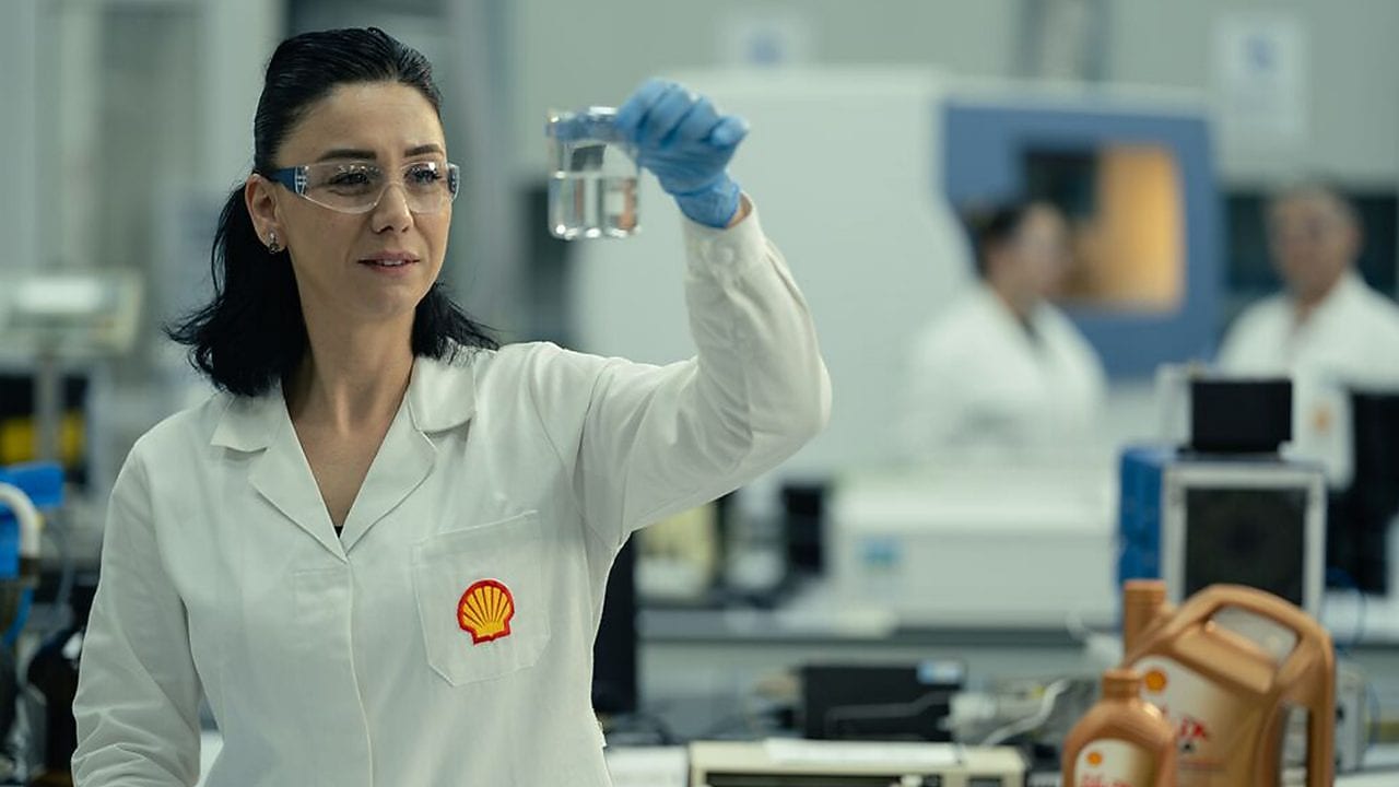 Científica de Shell en laboratorio