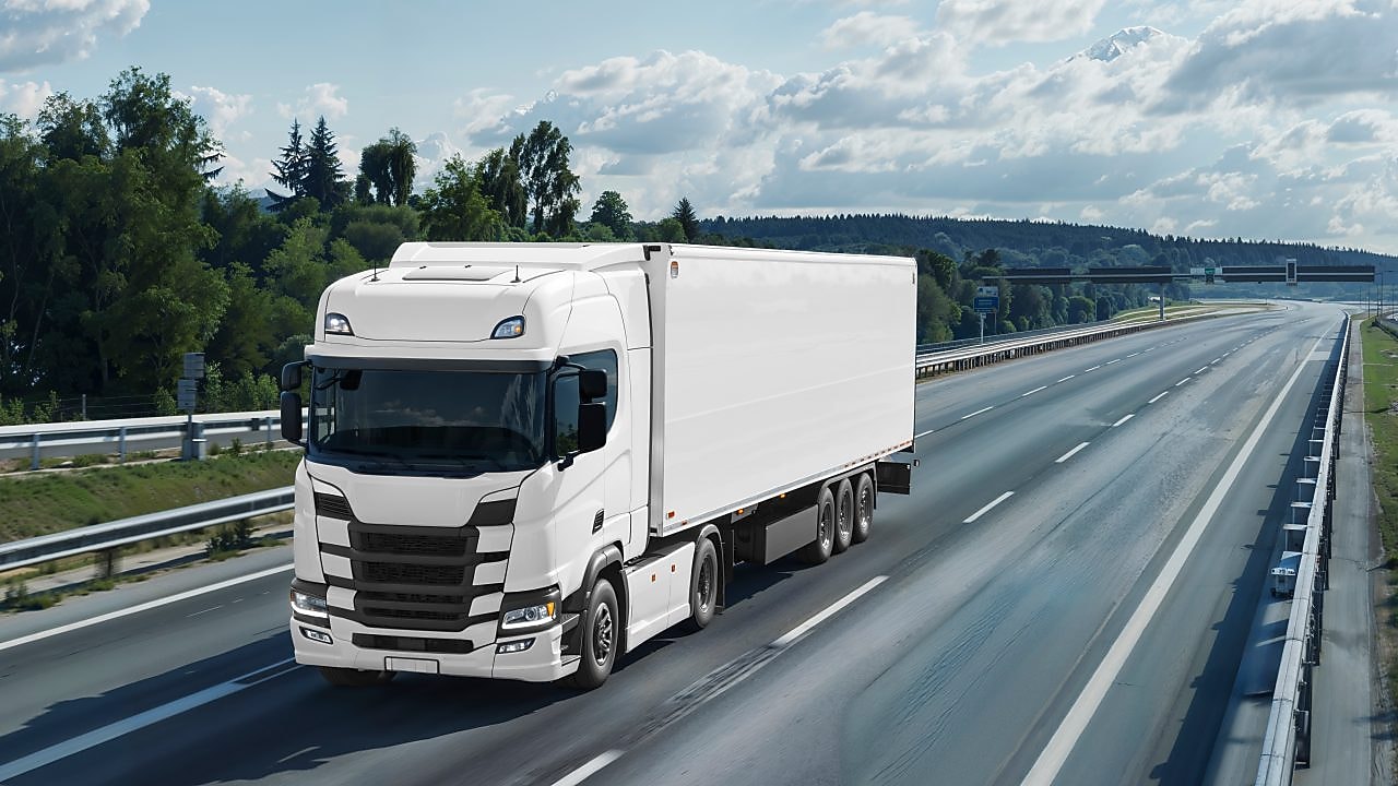 Camión manejando en ruta.