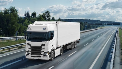 Camión manejando en ruta.